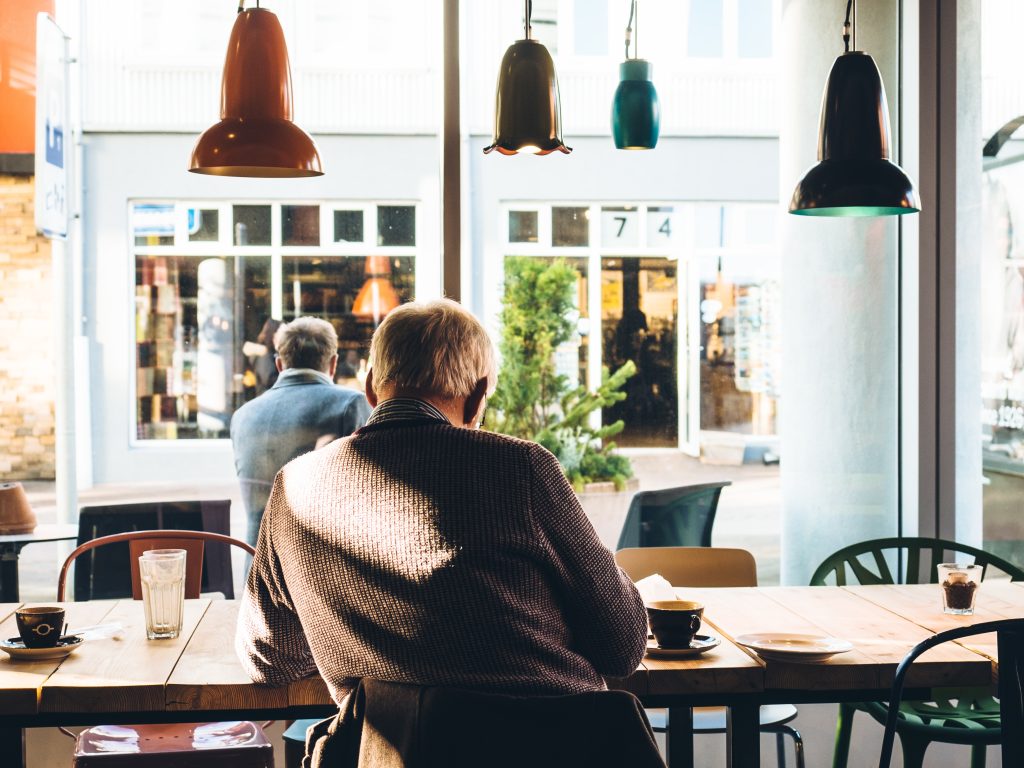 Ambiente creativo en cafetería con libros
