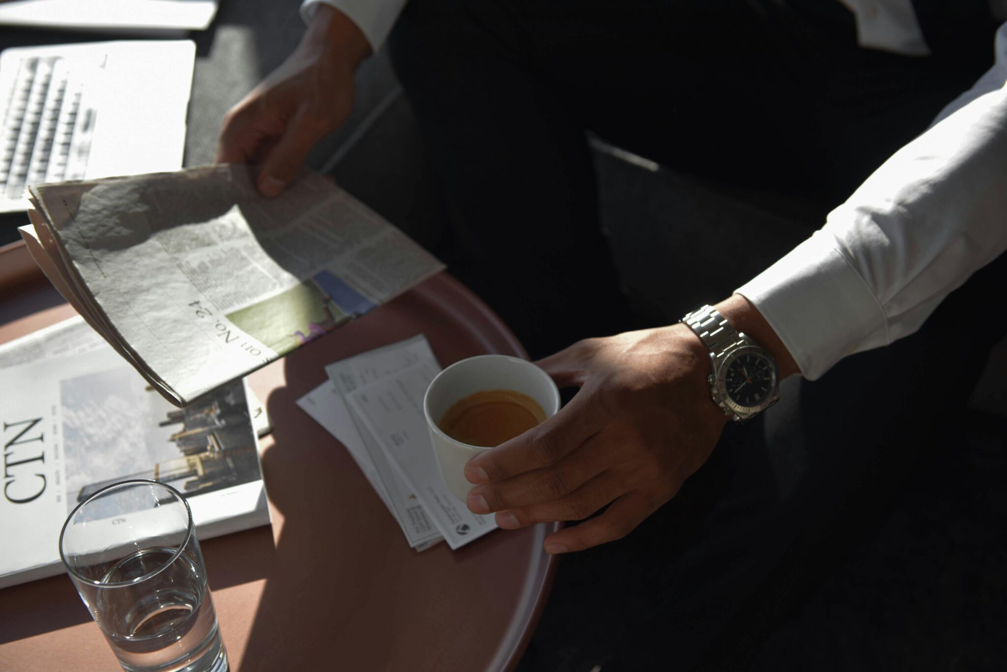 Tomar café en una cafetería